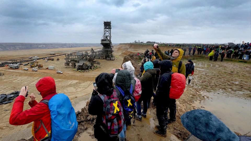 biharhour's tweet photo. LIVE from Lützerath : Operation to Demolish Anti-Coal protest Camp 
#Luetzerath #protest #anticoal #LuetzerathUnraeumbar 
https://t.co/Rar9x2nyJ7 https://t.co/QXVUpIY18C