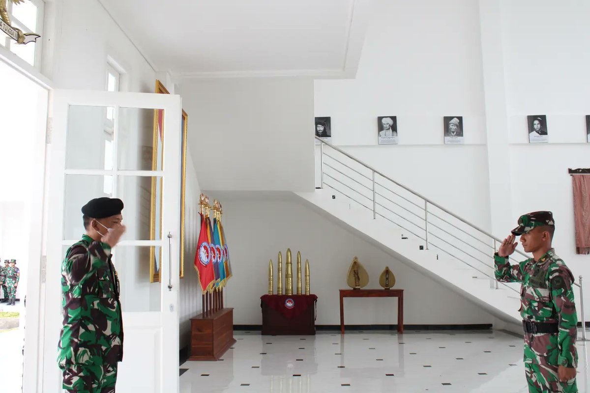 Poltek_UnhanRI's tweet photo. Upacara Pembukaan Cadet On Military Basic Training (COMBAT) Kadet Mahasiswa D-3 Politeknik Ben Mboi, Universitas Pertahanan RI T.A 2023.
https://t.co/kRuwKcS00r https://t.co/okanXiaT40