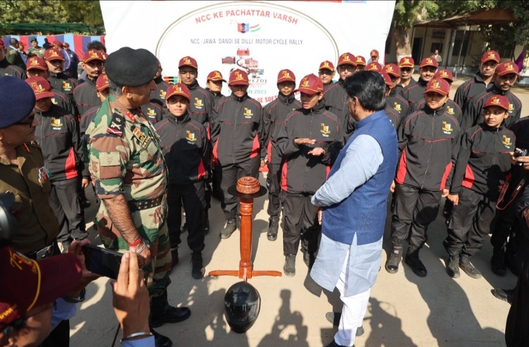 ArvindKapoorTYG's tweet photo. Day 2. Picture of the Day. Atmanirbhar Bharat ka Salt se Software ka Safar #NCCJawamotorcycleRally. Full of josh NCC cadets having done over 200 Kms brief the Hon @Rushikeshmla, Edn Min Guj on their experience.
@CMOGuj
@GovernorofGuj
@ashishkjoshi
@Ashwini281075
@jawamotorcycles https://t.co/LxwrO1iRS8