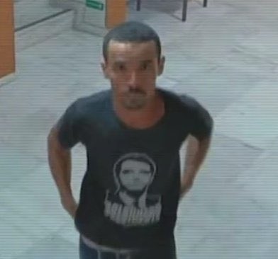 A invasão no Capitólio tupiniquim começou as 15:00; o infiltrado disfarçado de bolsonarista quebra um relógio marcando 13:30 e posa em frente a câmera com uma camiseta com a foto do Bolsonaro. 
#PachecoNAO