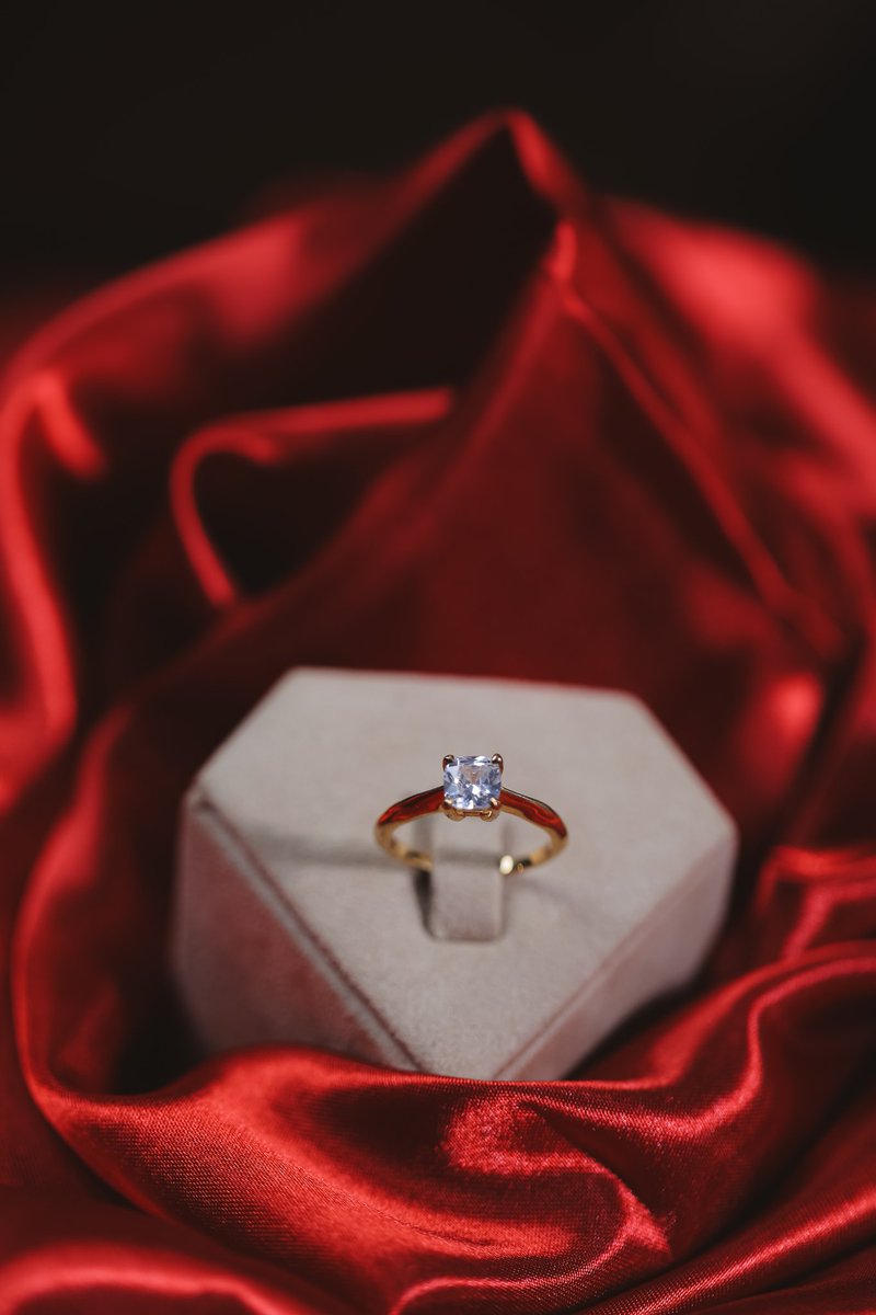 Gorgeous Solitaire ring with a round diamond ⚪️

Order yours simply by contacting us via private message ✉
Valentine Day is in a month 😍

#ValentineDay2023 #elikiadiamond #antwerpdiamonds #DiamondEngagement #diamondengagementring #engagementring #engagementringinspo