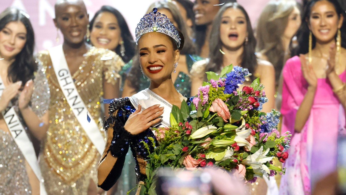 estonoesradioTW's tweet photo. "Si le pego los cuernos a mi mujer con alguien como Miss USA, me dedica una canción peor que la de Shakira a Piqué" @relsantana.
Sintoniza https://t.co/NC6G4N0piR
#EstoNo https://t.co/vtHadOFyw6