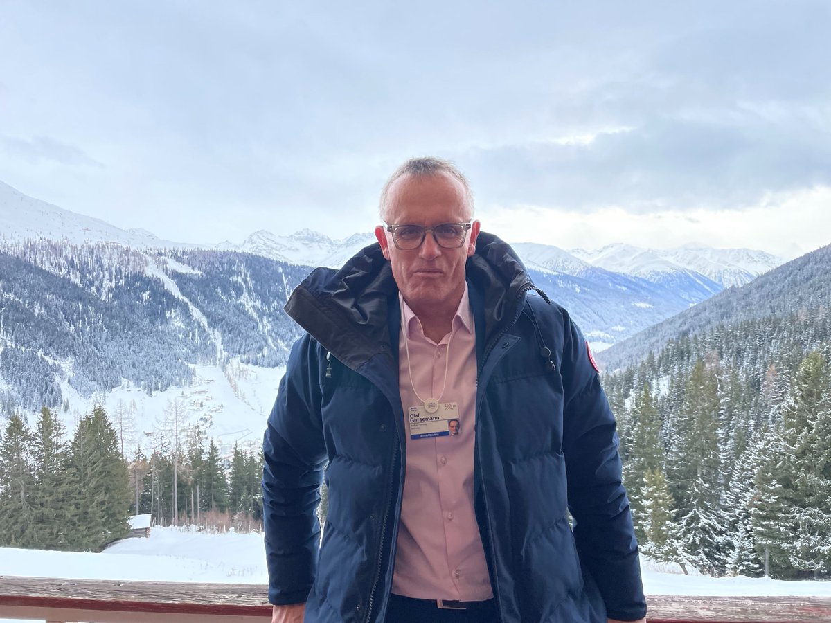 OlafGersemann's tweet image. So ... bin bei der Registrierung zum #wef23 in #Davos gerade neu gechippt worden, damit sollte dem Bill Gates die Fernsteuerung per App leichter fallen. 🤡

Heute Abend wird Klaus Schwab uns Mitverschwörern die neuen Unterjochungspläne darlegen.  👻

Wir haben dann bis ...