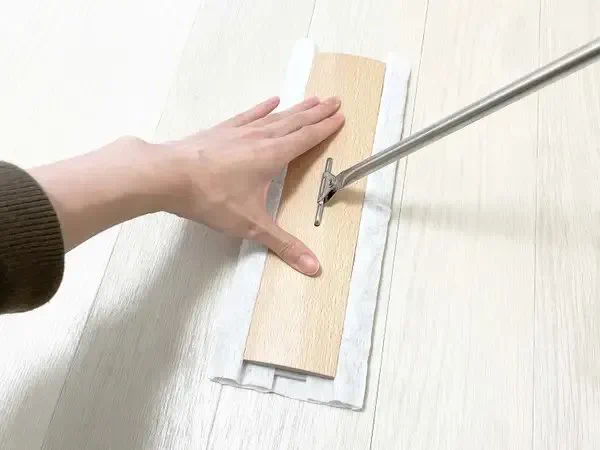 【出しっぱなしでもステキ】おしゃれフロアワイパー  なぜかすぐに汚れるフローリング。それに嫌気がさす日々…。そんな私が「掃除の達人」になれるアイテムをゲット。便利さだけじゃなく、置きっぱなしにできるオシャレさも大切だと学びました! #買ってよかった 