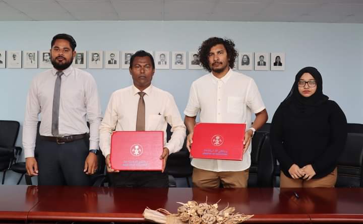 ހދ.ނޮޅިވަރަމް ސްކޫލްގެ މަލްޓިޕަރޕަސް ހޯލް އިމާރާތުގެ މަސައްކަތް ހަވާލުކުރުމުގެ ކޮންޓްރެކްޓްގައި ސޮއި ކުރުން. 

16-01-2023

<a href="/ibusolih/">Ibrahim Mohamed Solih</a> <a href="/aisthly/">Aishath Ali</a>