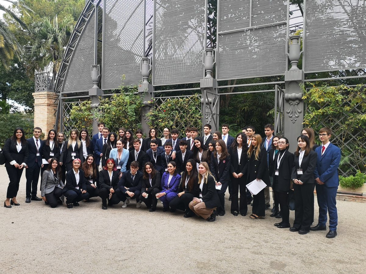 ComeniusCEducat's tweet photo. Assistim a la darrera sessió de la VIa edició, fase autonòmica, del #MEP23, Model Parlament Europeu, amb el nostre alumnat de 1r de Batxillerat. @GrupoSorollaEdu @caixapopular https://t.co/ph0ddCa9Cj
