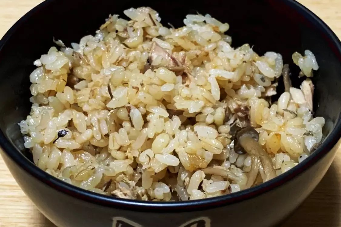 サバ缶で炊き込みご飯
①ご飯をいつも通り炊飯器にセットします(水はまだ入れない)
②サバ缶を汁ごと入れ、しめじと調味料を入れたら水を2合の所まで入れる
③いつも通り炊く
④炊けたらサバをほぐしながら混ぜる
#炊き込みご飯 #美味しい #お手軽