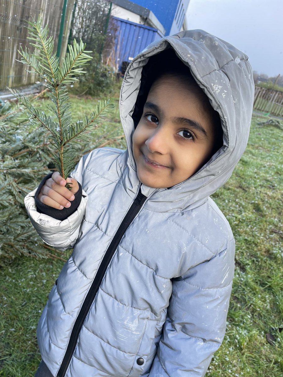 OABroadoak's tweet photo. We looked at the old Christmas Tree and described how it felt and smelt. It felt soft and was wet. #forestschool #eyfs #usingoursenses https://t.co/bCnaLsK5Gt