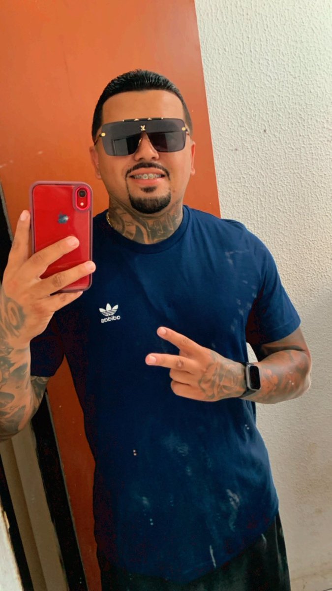 Tem gente que inveja teu jeito de ser, tua humildade, teu brilho, teu sorriso. Tem inveja até das pessoas que te amam, inveja não é só dinheiro e coisas caras, inveja e despertada com coisas que o dinheiro não compra. 😉🍀