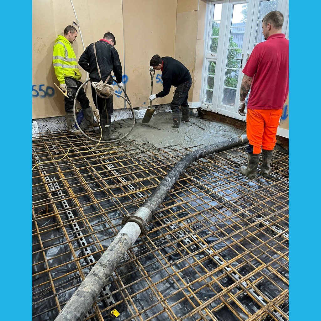 mstrmixconcrete's tweet photo. Pumping concrete into a domestic site in Watford, to be used for internal floor slabs and piling.
#MastersOfTheMix #onthetools #construction #building #structure #concretepumping #concrete #constructionlondon #workbootson #tradetalk #renovation #engineering #contractor https://t.co/e1JvXO53cj