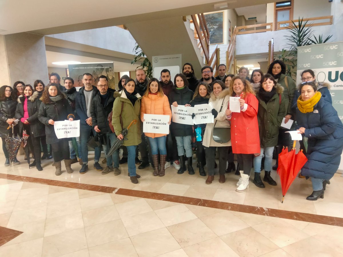 ucplatlosu's tweet photo. Hoy profesores de la @unican nos hemos concentrado para pedir la pronta estabilización, tras muchos años de temporalidad. Con la #LOSU a la vuelta de la esquina, requerimos de @unican que la Oferta de Empleo se apruebe cuanto antes para evitar que la temporalidad se extienda. https://t.co/3SXqXfe5KQ