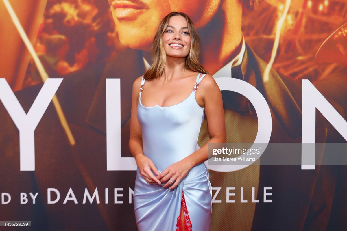 SeriesUpdateFR's tweet photo. Margot Robbie à l'avant-première du film Babylon. https://t.co/9nUtaJzU3p