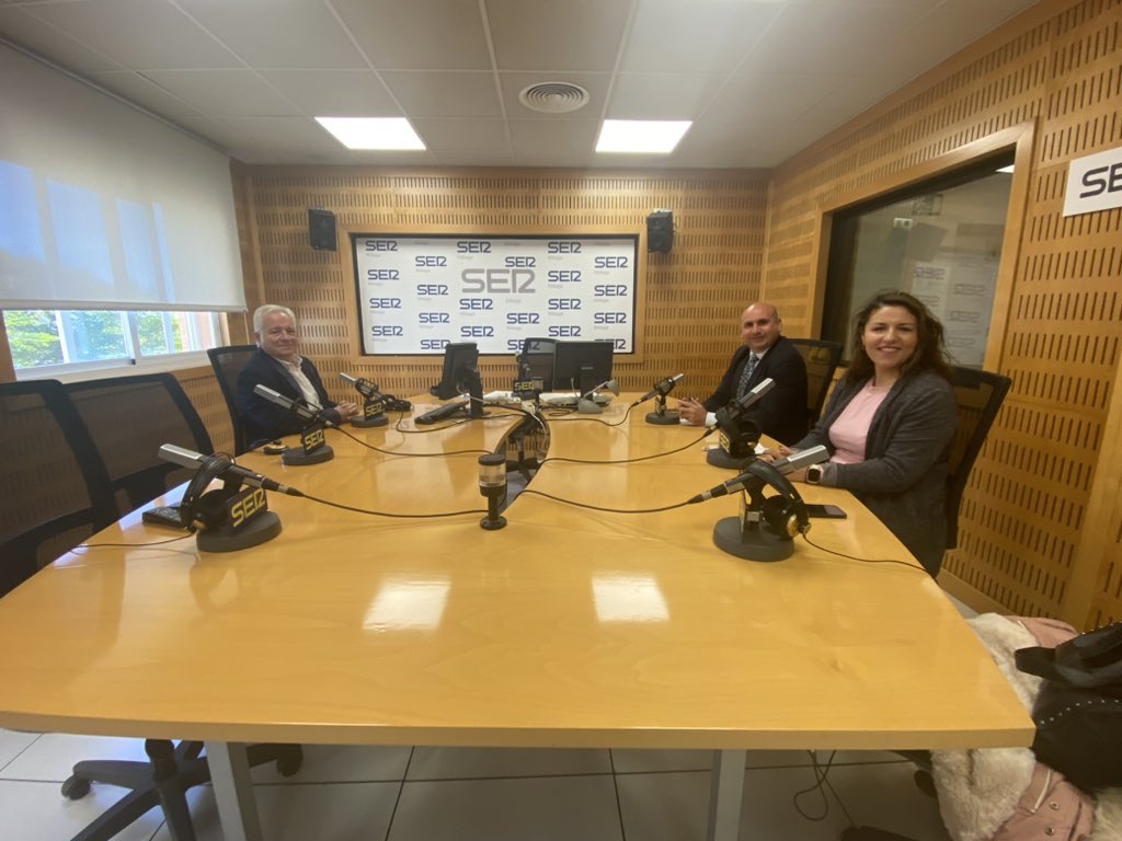 Empezamos la mesa de análisis político enseguida con <a href="/PaConejo/">Francisco Javier Conejo Rueda (Paco Conejo)</a> <a href="/JoaquinRamirez/">Joaquín L. Ramírez ❄️</a> y <a href="/LauTeruel/">Laura Teruel</a> 

Estamos por aquí 🎧👇

cadenaser.com/ser-malaga/