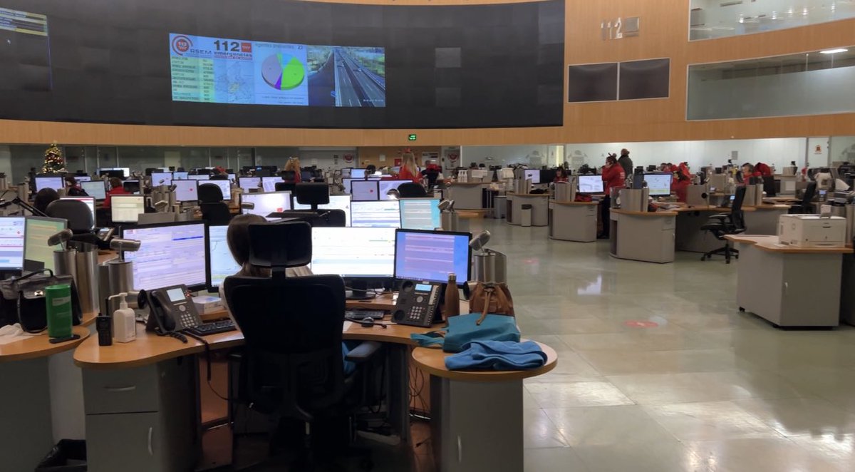 🙏🏻 Recuerde.  

👉🏻 Lleve cadenas y practique su montaje
👉🏻 Depósito de combustible lleno
👉🏻 Ropa de abrigo 
👉🏻 Móvil cargado y batería de repuesto

En caso de #emergencia llame 📲 a #Madrid112 

#ASEM112