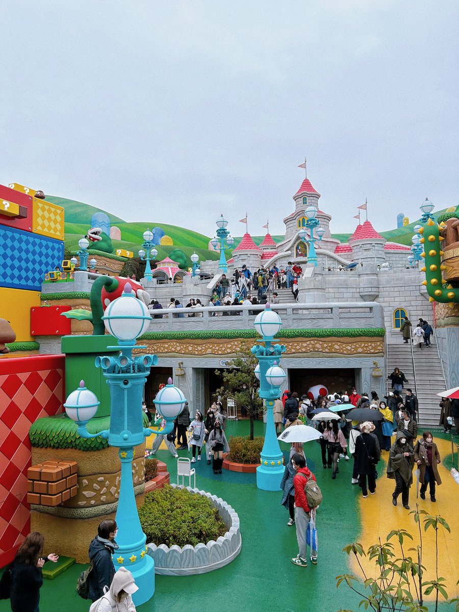 kadkung17's tweet photo. โอเค จะมาเล่าประสบการณ์เข้า USJ และโซน Super Nintendo World ที่เขาเล่าลือกันว่าเข้ายากนักยากหนา ในเวอร์ชั่นตั๋วปกติ ไม่ซื้อพาส ไม่มีการกดตั๋วสุ่มกาชา เป็นวันเสาร์ และแน่นอนว่าของแถมที่ได้คือฝนที่ตกตลอดเช้า แต่ยืนยันว่าทุกบาทที่เสียไปคือคุ้มค่า หายเหนื่อยมาก #การผจญภัยของเกดคุง https://t.co/Vhl2Frdnov