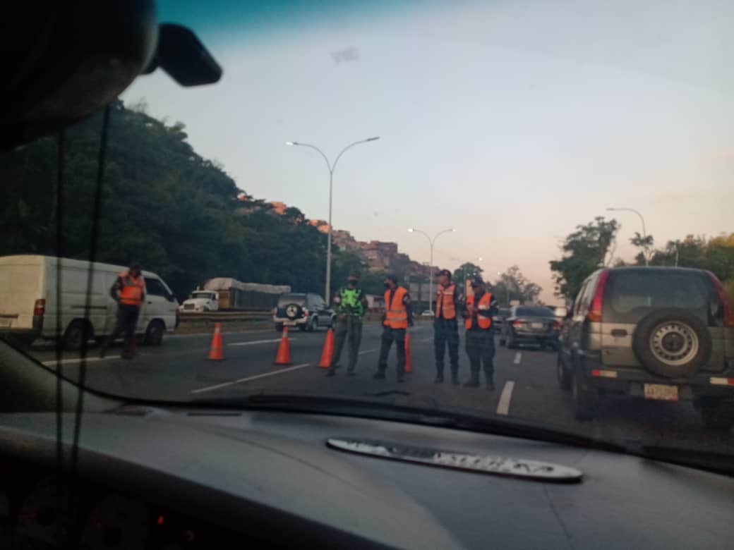 FMCENTER's tweet photo. #AGMA - Se mantiene punto de control a la altura de El Dist. Metropolitano sentido Caracas; habilitados solo 2 canales, generando fuerte retraso para la hora, desde Izcaragua. 08:03a.m #TrafficCenter

📷 Cortesía https://t.co/ZsDB3xXbkL