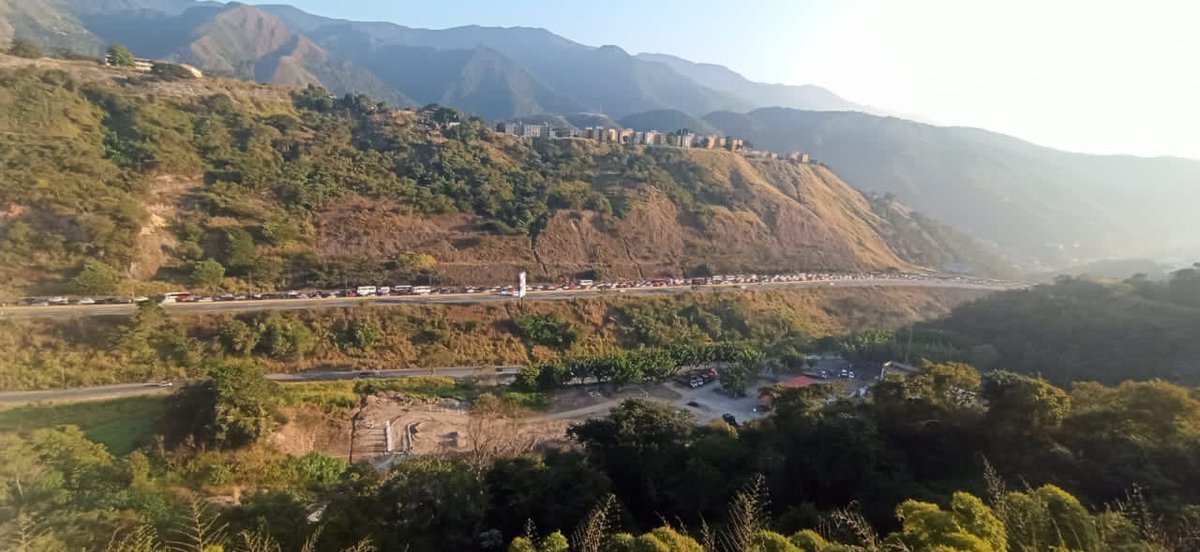AiamPhoto's tweet photo. Cola insoportable e injustificada de la alcabala de la Guardia, Distribuidor Metropolitano Auto Petare Guarenas, sentido Caracas. 1solo canal. Para qué? Gente que va a sus trabajos, niños al Colegio. Esquema de trabajo disfuncional #GuardiaNacional  #trafficcenter https://t.co/7R7t6lP9ff