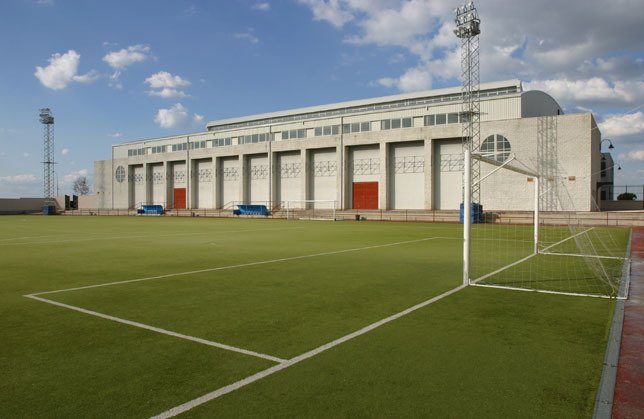 PavelFdez's tweet photo. Este sábado en Puertollano, en el partido Femenino Preferente entre el Calvo Sotelo Fem y el CD Isport un espectador lanzó una lata de cerveza al árbitro asistente que era menor de edad, impactándole en la cabeza. El colegiado tuvo que ser trasladado a un centro hospitalario. https://t.co/b4N4whd3Fu