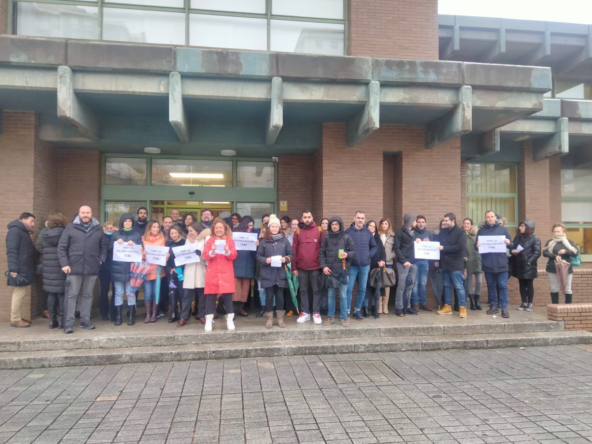 ucplatlosu's tweet photo. Hoy profesores de la @unican nos hemos concentrado para pedir la pronta estabilización, tras muchos años de temporalidad. Con la #LOSU a la vuelta de la esquina, requerimos de @unican que la Oferta de Empleo se apruebe cuanto antes para evitar que la temporalidad se extienda. https://t.co/3SXqXfe5KQ