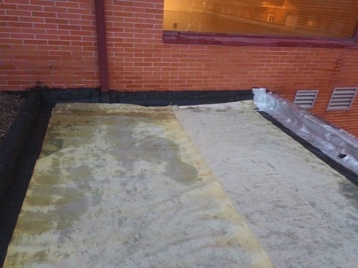PSOEPonferrada's tweet photo. 🏊🏼‍♂️🔨Ponferrada, a través de la concejalía de deportes, destina más de 16.000€ a reparar la cubierta de las piscinas de la calle Ángel Pestaña.
 
✅Se ha actuado en profundidad para garantizar la impermeabilización de la cubierta.
 
🗓️Plazo de ejecución: 1 mes.

#quererPonferrada https://t.co/Z60nEc8Zlo