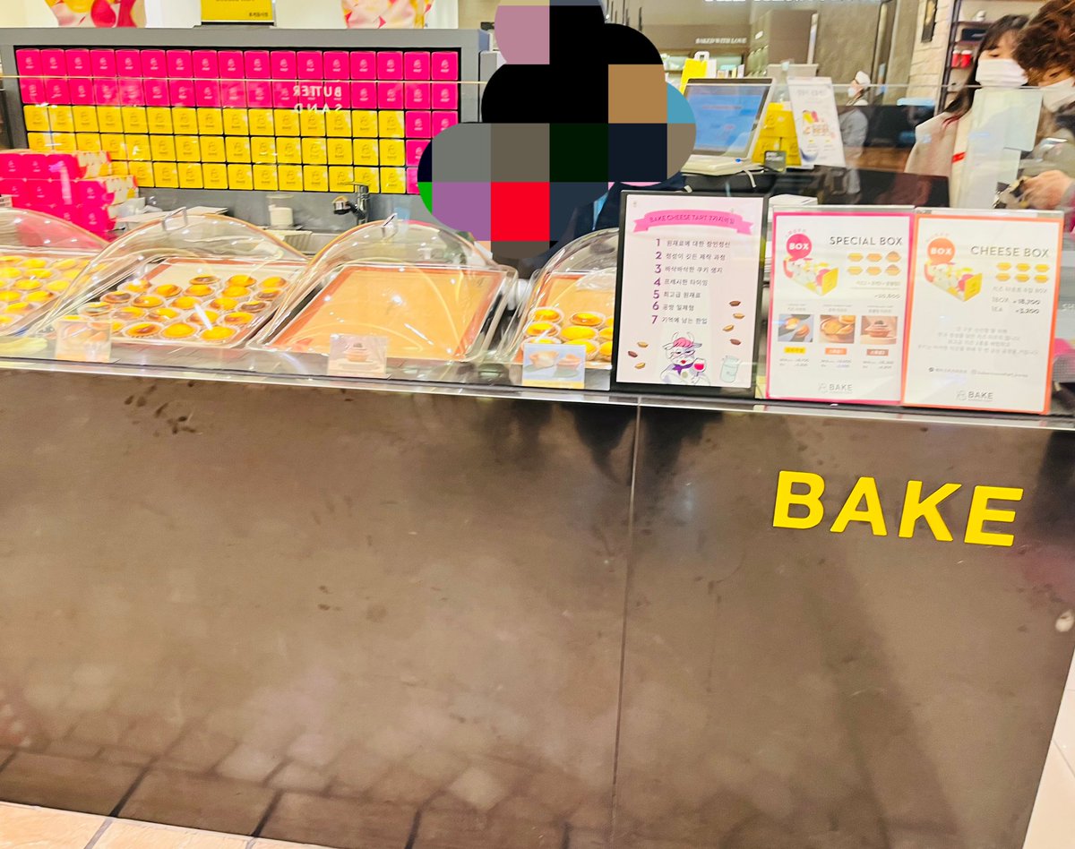 dj_hamahi's tweet photo. 韓国からこんばんは(๑′ᴗ‵๑)✨
ソウルの高速ターミナルにある現代百貨店にて💖
デパ地下をパトロールしていたら日本の大好きなお菓子がいろいろあって懐かしくなった←年明けに帰ったばかりですが(笑)
@dojima_moncher
#堂島ロール
#石屋製菓
#白い恋人
#BAKEINC
@bakecheesetart
@pressbuttersand https://t.co/5wcSUYfKyt