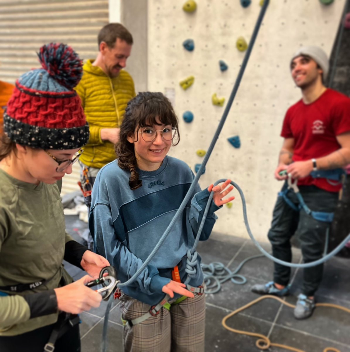 Jacquline demonstrates trying in with a bowline on her Climbing Wall Instructor training course beyondtheedge.co.uk/climbing-wall-… @the_AMI @MT_Association @MtnTraining @AWCCSheffield @theoutdoorcity #climbingwall #climbinggym #climbing #climber #climbinginstructor