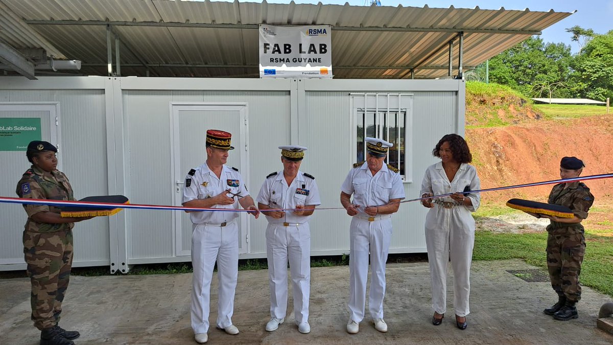 Prefet973's tweet photo. #Inauguration | 🖥️ Le Sous-préfet de #SaintLaurent du Maroni à inauguré le #FabLab du @RSMA_Gy. 

Les jeunes participants s'initieront :

✅ au dessin assisté par ordinateur
✅ à la programmation
✅ à la création d'objets via une imprimante laser https://t.co/SGl0mj42ek