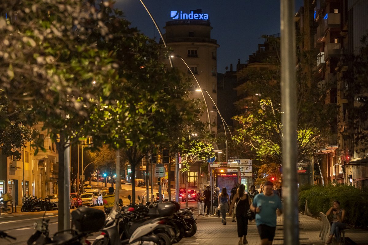 IndexaCapital's tweet photo. Hola, Barcelona 👋
(nuestro luminoso en Vía Augusta, 82) https://t.co/j35SIQOkmj