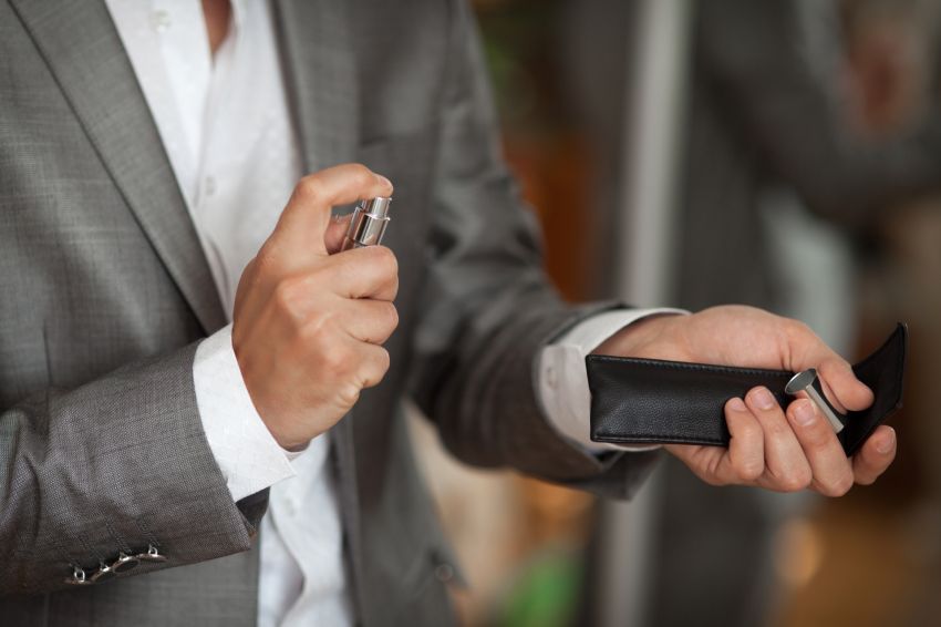 RetailTrends_NL's tweet image. Een drogisterij moet een consument 476 euro terugbetalen. De man had online twee flesjes parfum gekocht en open gemaakt. De drogisterij gaf aan dat de flesjes nu niet meer te retourneren waren, maar de rechter besloot anders &amp;gt; bit.ly/3iF29U7 #retail #rechtszaak #drogist
