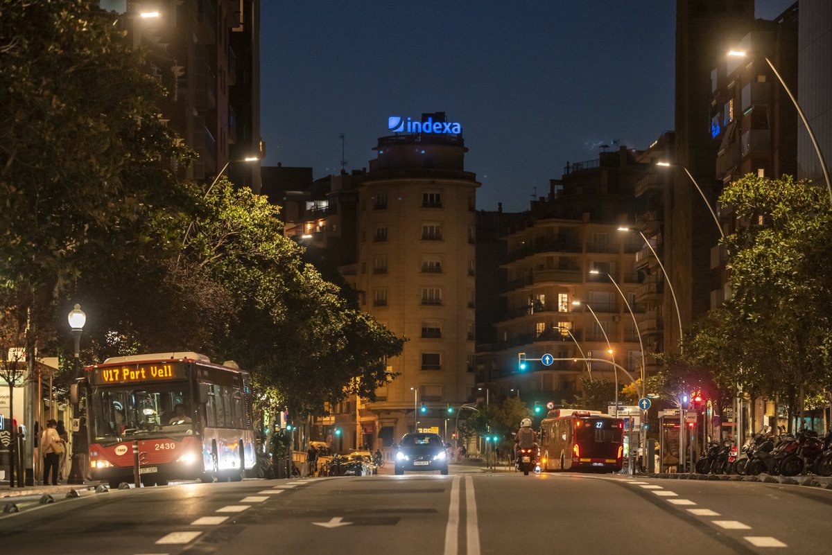IndexaCapital's tweet photo. Hola, Barcelona 👋
(nuestro luminoso en Vía Augusta, 82) https://t.co/j35SIQOkmj