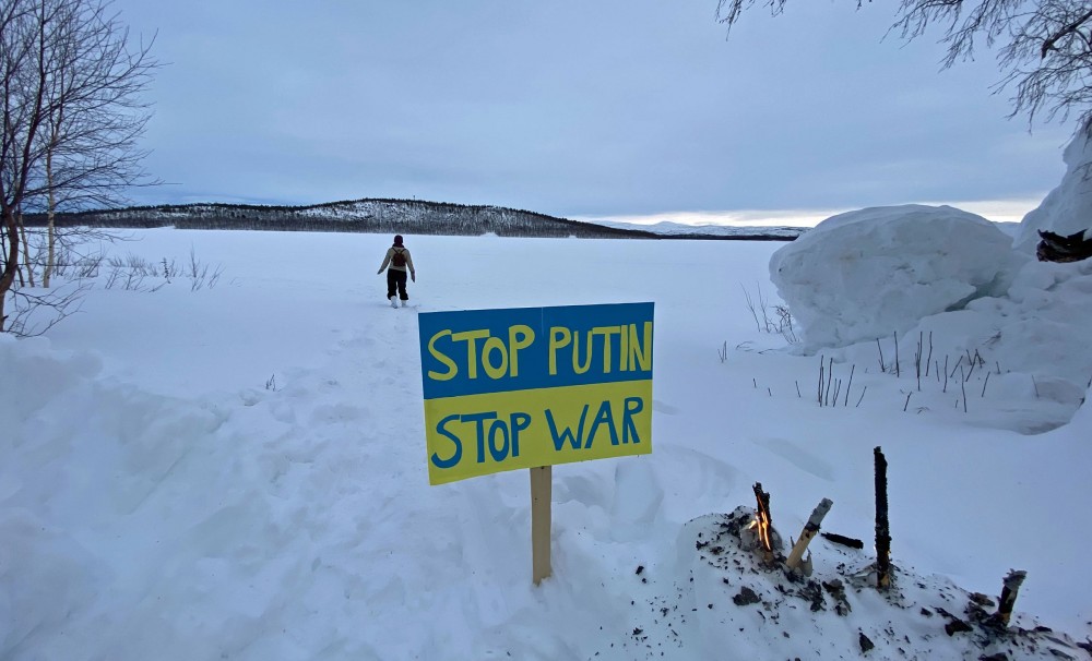 FranceNews24's tweet photo. 🔴 INFO - #Russie : Un homme a traversé la rivière #Pasvik, de la Russie à la Norvège, les gardes-frontières ont ouvert le feu. L'homme, prétendument un transfuge du groupe de mercenaires #Wagner, dit qu'il est prêt à témoigner contre le criminel de guerre Yevgeny #Prigozhin. https://t.co/DCTWKgPUVU