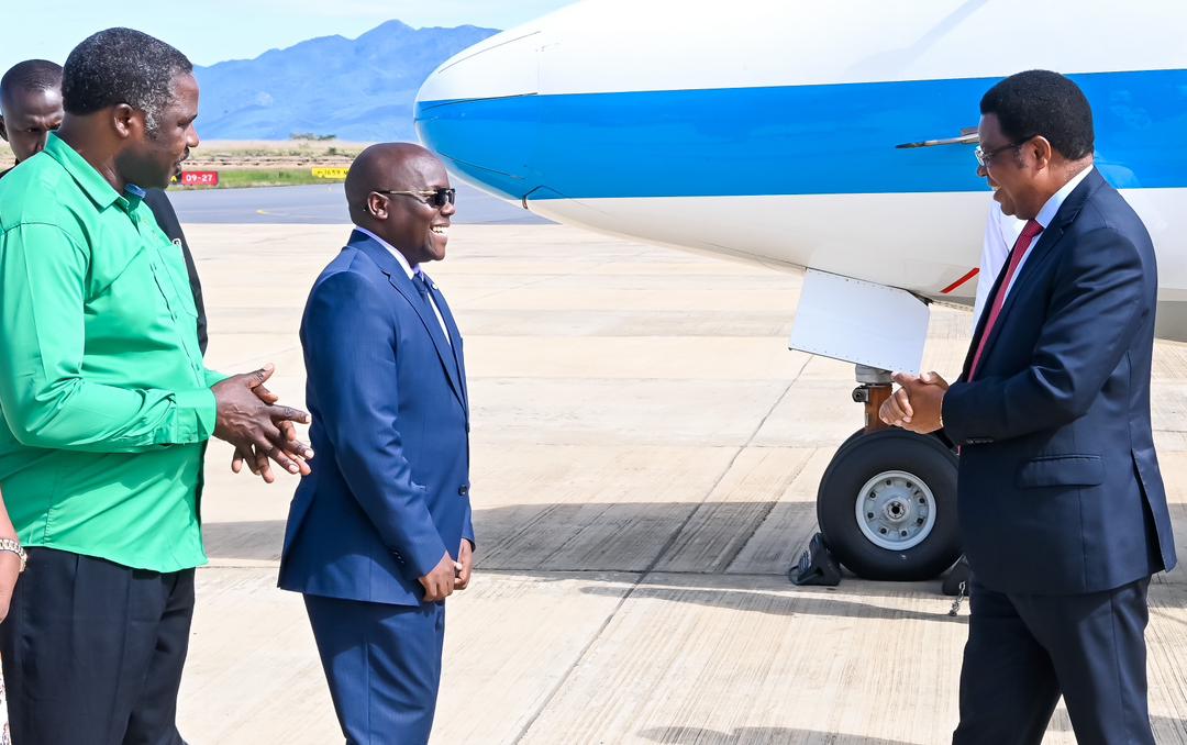 charitNews's tweet photo. Waziri Mkuu, @KassimMajaliwa_ akisalimiana na Mkuu wa Mkoa wa Mbeya, Juma Homera, wakati alipowasili katika uwanja wa ndege wa Songwe, kwa ziara ya kikazi mkoani Mbeya na Songwe Januari 16, 2023. Kushoto ni Mwenyekiti wa Chama cha Mapinduzi Mkoa wa Mbeya, Dkt. Stephen Mwakajumulo https://t.co/HY1Kc5iCnK