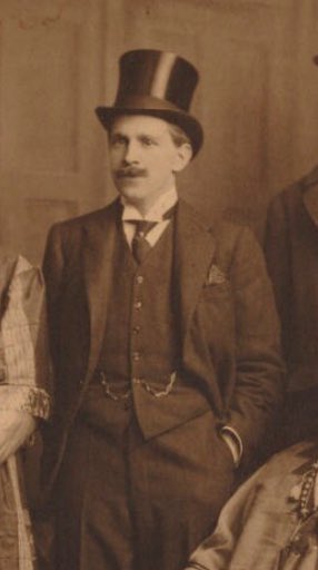This is Horace de Vere Cole (1881-1936). He’s gone down in history as practical joker. Among his many pranks, he paid for bald men to attend fancy theatre events, &amp; painted their heads with letters that spelt out FUCK or BOLLOCKS, words visible only to those in the circle &amp; boxes
