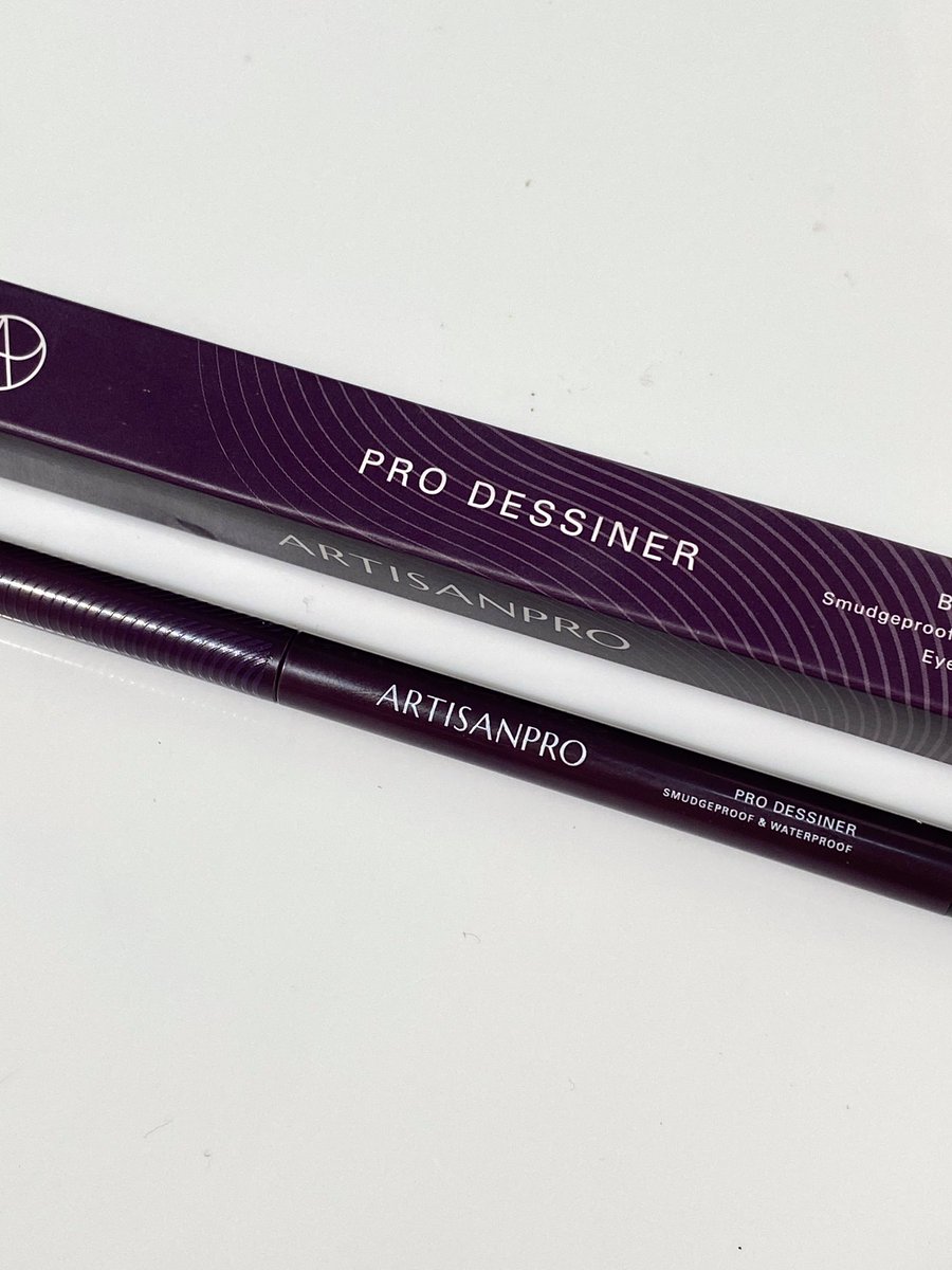 — Pro Dessiner Bonne Nuit 🖤

Kalian harus tau sih ini THE BEST Eyeliner pencil yang pernah aku coba asli 😭

Formulasinya gel dengan packaging mechanic &amp; udh include serutannya

Finishnya matte, hitamnya juga pekat bgt dan yg terpenting smudeproof &amp; waterproof 🥹
#BonneNuit