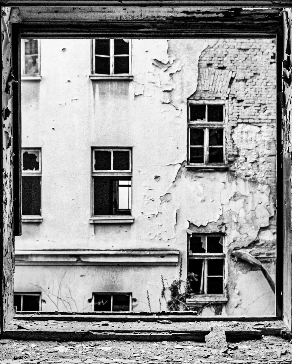 AbdullahIbradz1's tweet photo. "Framed frames"
๐ธFuji X-T2
#streetphtography #frames #framegrab #bnw #bnwphoto #bnwphotography #windows #fujixt2 #fujixseries #sarajevo #ruins #blackandwhite #streetphotographers #streetlife #urbanexplorers #urbanphotography https://t.co/FD43M2dTza