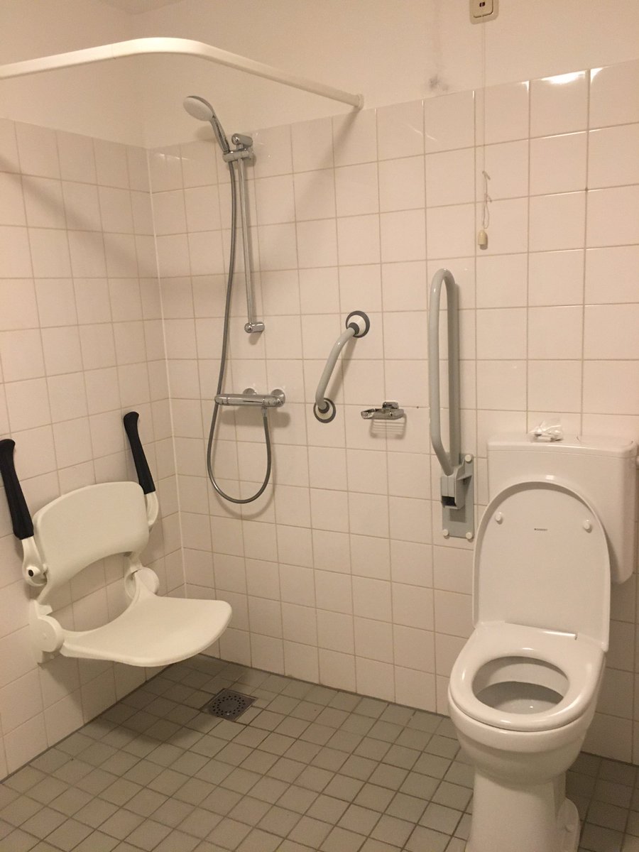 suusonline's tweet photo. Ik ga zittend douchen. Gewoon omdat het kan. 😆 #Serviceflat https://t.co/MQ86za2OTT