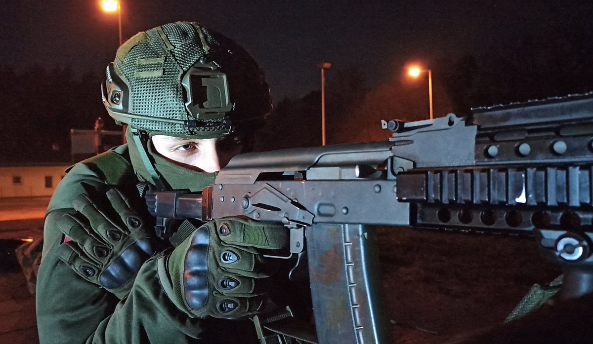 9pulkrozp's tweet image. Żołnierze szkolenia specjalistycznego #DZSW służący w #9pr ćwiczą strzelanie w każdych warunkach💪 Prowadzenie celnego ognia to jedna z najważniejszych umiejętności każdego zwiadowcy‼️
#DobrowolnaZSW
#Zwiad

@MON_GOV_PL @DGeneralneRSZ @Polska_Zbrojna