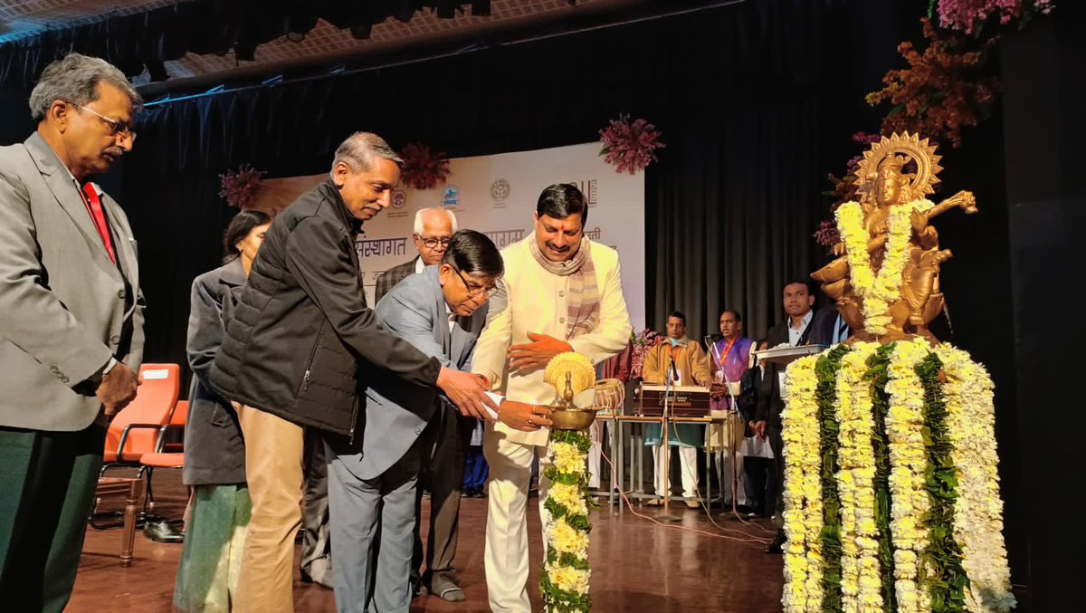 EduMinOfIndia's tweet photo. Today, Hon MoS for Education @Drsubhassarkar addressed the National Summit of Institutional Leaders (NSIL) 2023, organized by Vidya Bharati Uchcha Shiksha Sansthan and Devi Ahilya Vishwavidyalaya, Indore. https://t.co/r0IRPWWeJx