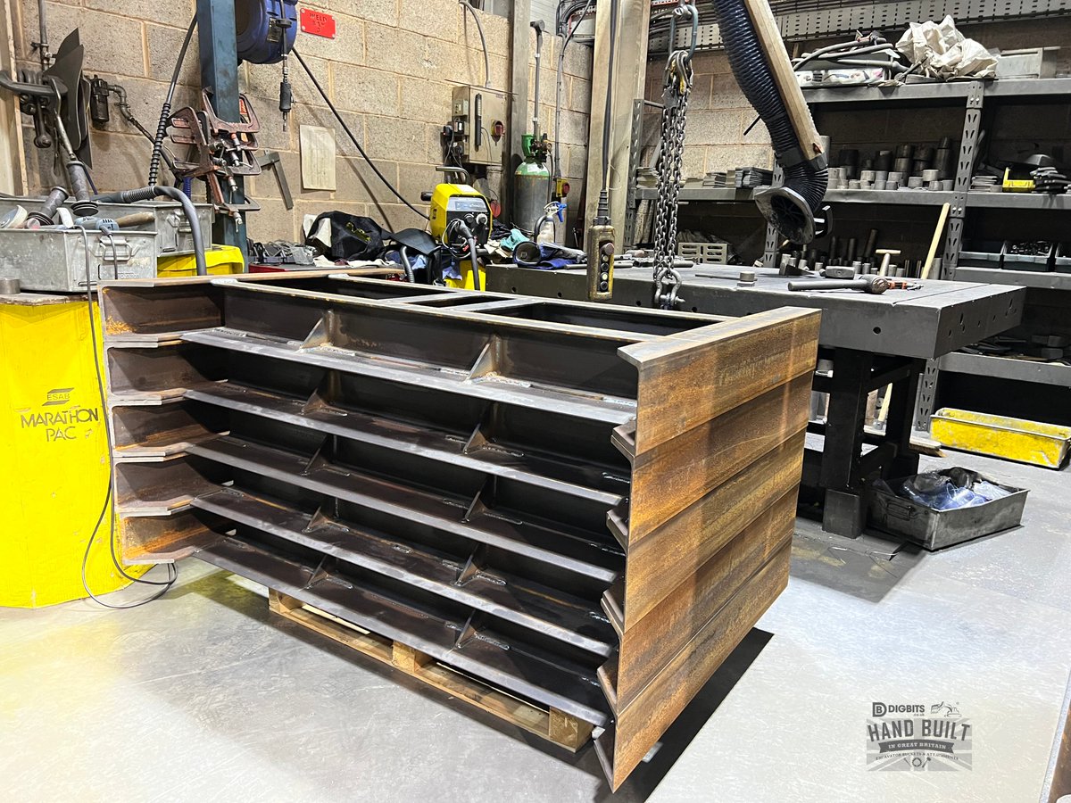 No slacking in fabrication Bay 3.

Grading beams are go!

Made with British Steel 'C' and 'I' sections, fabricated in our Staffordshire works.

digbits.co.uk/grading-beam.h…

 #handbuiltingreatbritain #ukmfg🇬🇧 #excavatorgradingbeam