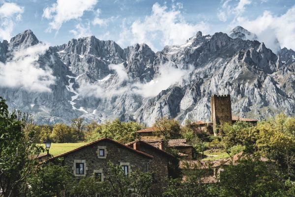 LosPueblosmbe's tweet photo. Mogrovejo (Cantabria) uno de los mejores ejemplos conservados de casonas de sillería y mampostería, con balconadas de forja, de los siglos XVI-XVIII. Tiene el sabor de un pueblo tradicional, emplazamiento idílico y rodeado de bosques de robles, acebos y castaños #YosoydePueblo https://t.co/CzYA6hIsze