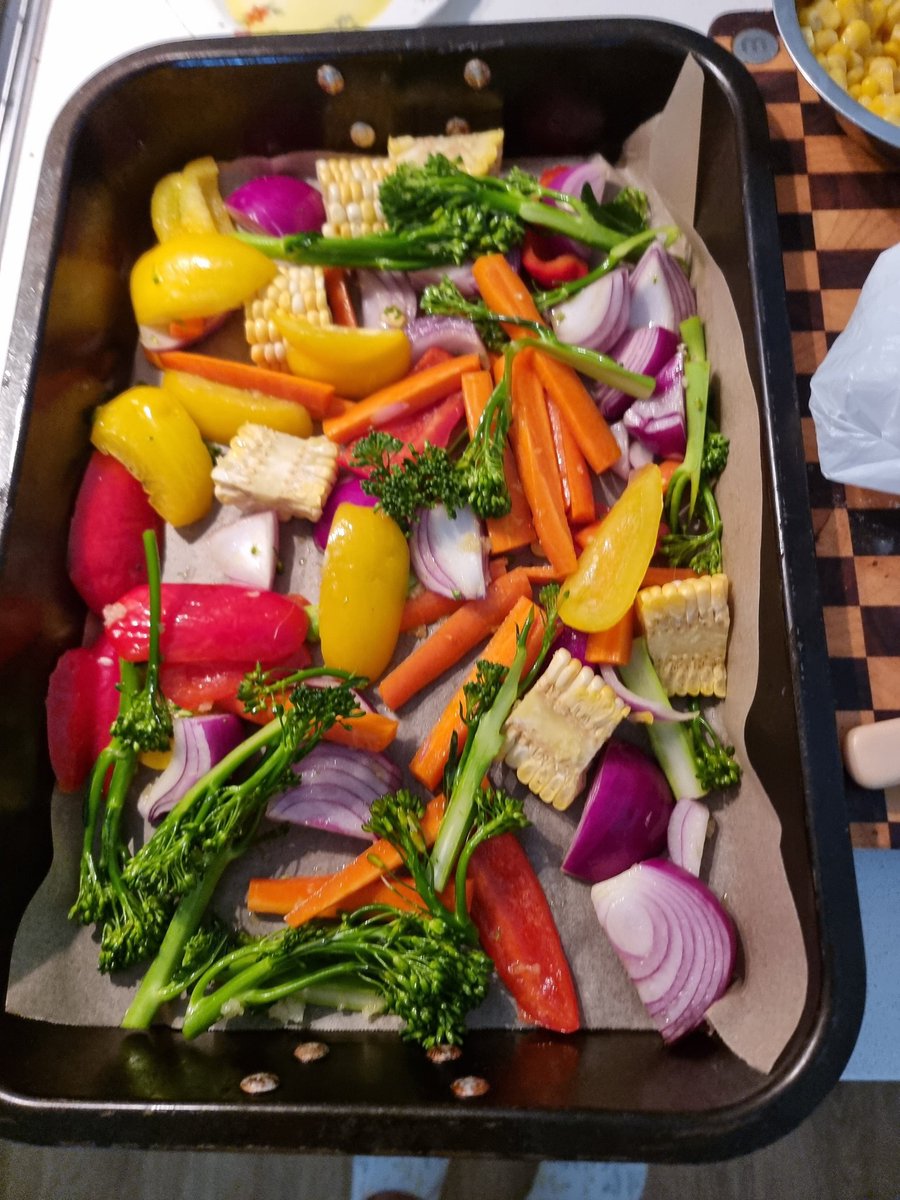 DamynDamyn's tweet photo. #dinner #oven #vegetables #chicken #garlic #redcurrypaste ' let's see how it turns out https://t.co/ferCRP2iGZ