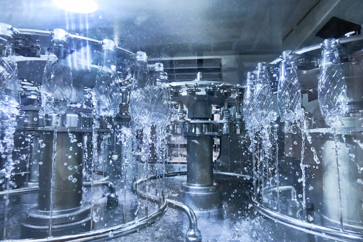 KronesAG's tweet photo. Getting beer inside a bottle as quick as possible while retaining the product quality during the filling process & making sure each container receives the right quantity of productβ¦π€― Our #Modulfill can do all of that in the blink of an eye!π€©#Krones #KronesAG #GermanBlingBling https://t.co/JKiDtUnaew