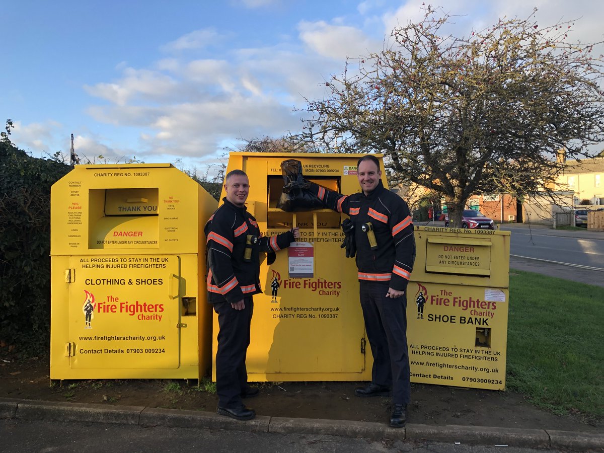 cambsfrs's tweet image. Do you have some old clothes you don't wear anymore? 👕

Instead of throwing them away, why not donate them to charity?!

You can find your nearest @firefighters999 clothing bank here 👉 orlo.uk/cLMId

#TeamCambsFire #Charity