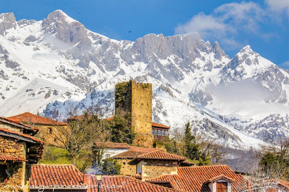 LosPueblosmbe's tweet photo. Mogrovejo (Cantabria) uno de los mejores ejemplos conservados de casonas de sillería y mampostería, con balconadas de forja, de los siglos XVI-XVIII. Tiene el sabor de un pueblo tradicional, emplazamiento idílico y rodeado de bosques de robles, acebos y castaños #YosoydePueblo https://t.co/CzYA6hIsze