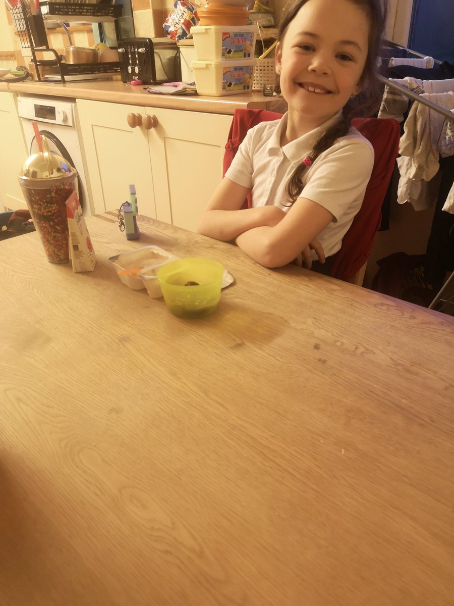 becemwhiteley's tweet photo. @yr3melthamce m's breakfast of grapes and yoghurt with a fruit smoothie 😎 https://t.co/VWJ1j8qdAf