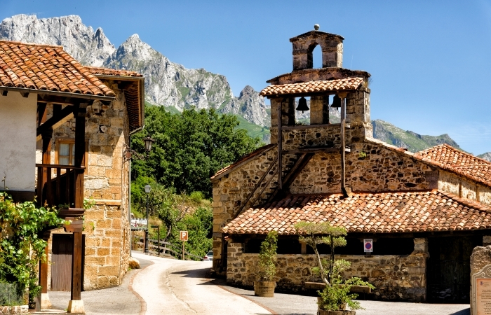 LosPueblosmbe's tweet photo. Mogrovejo (Cantabria) uno de los mejores ejemplos conservados de casonas de sillería y mampostería, con balconadas de forja, de los siglos XVI-XVIII. Tiene el sabor de un pueblo tradicional, emplazamiento idílico y rodeado de bosques de robles, acebos y castaños #YosoydePueblo https://t.co/CzYA6hIsze