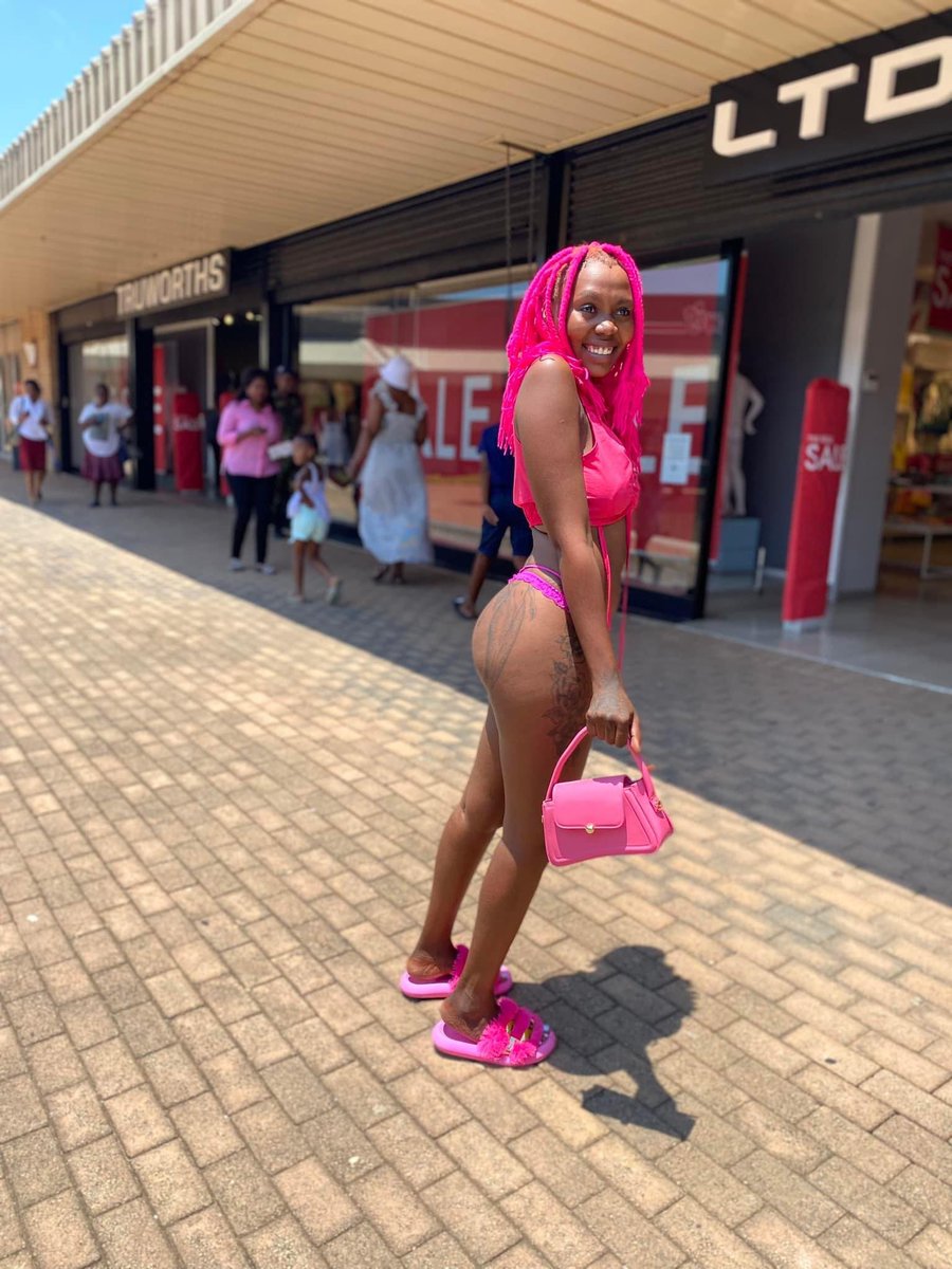 AdvoBarryRoux's tweet photo. It is an extreme sport to father a girl 🙆🏾‍♂️ I love how everyone is minds their own businesses, no samma okare value e tswile. https://t.co/lHh7BLgu2i