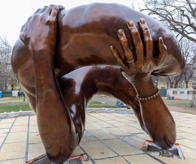 Miss_Royal73's tweet photo. Het bronzen sculptuur 'The Embrace' dat werd onthuld op de Boston Common ter ere van Martin Luther King Jr. en Coretta Scott King al gezien? Het wordt beschouwd als het 'Vrijheidsbeeld' van Boston 🤡#WEF2023 #MASSDesignGroup https://t.co/WL23jIEhm2