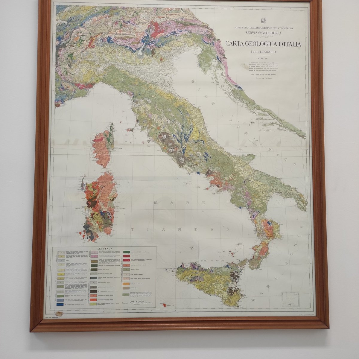MarcoMeschis's tweet photo. Winter school linked to the @the_LEMON_wg has started by @nicparrino presenting first talk by HoD of Geological Dept of @unipait at the @MuseoGemmellaro in #Palermo.
#LemonWS23 https://t.co/yiqP0Sc5q7