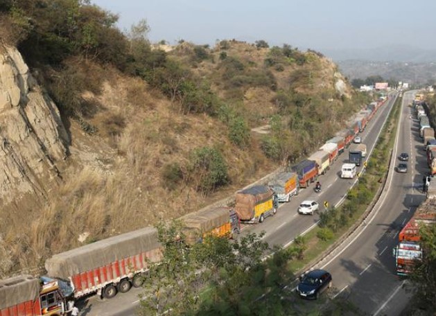 TeamJkac's tweet image. Traffic halts on Sgr-Jmu highway after shooting stones at Panthyal, Ramban 

Read more at 
jkacnews.com/traffic-halts-… 

#Traffic #halts #SgrJmuhighway #shootingstones #Panthyal #Ramban
